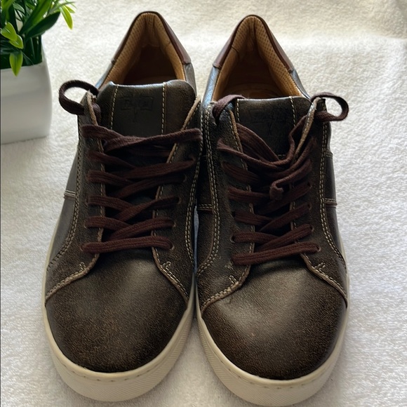 Brown Leather Low-Top Sneakers with Lace-Up Design - Picture 3 of 11